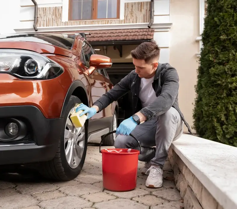 Lavage auto à domicile Moussoulens : professionnel intervenant sur un véhicule